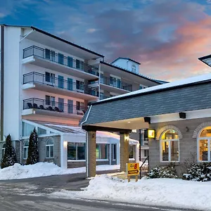 Super 8 By Wyndham By The Falls Отель