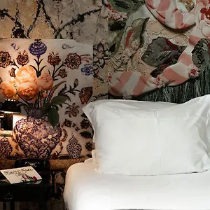 Du Petit Moulin, Haute Couture By Lacroix פריז